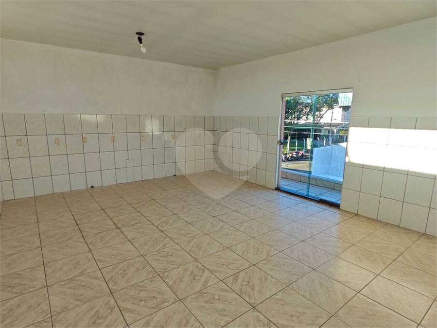 ?Oportunidade Única em São Carlos: Salão Comercial + Casa Independente nos Fundos – Ideal para Investidores!