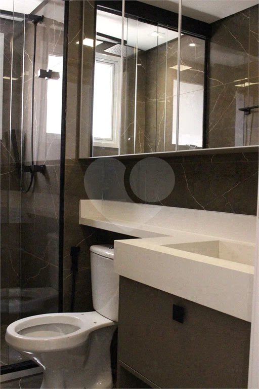 Apartamento 2 dormitórios, 1 suíte, 2 banheiros e 1 vaga de garagem.