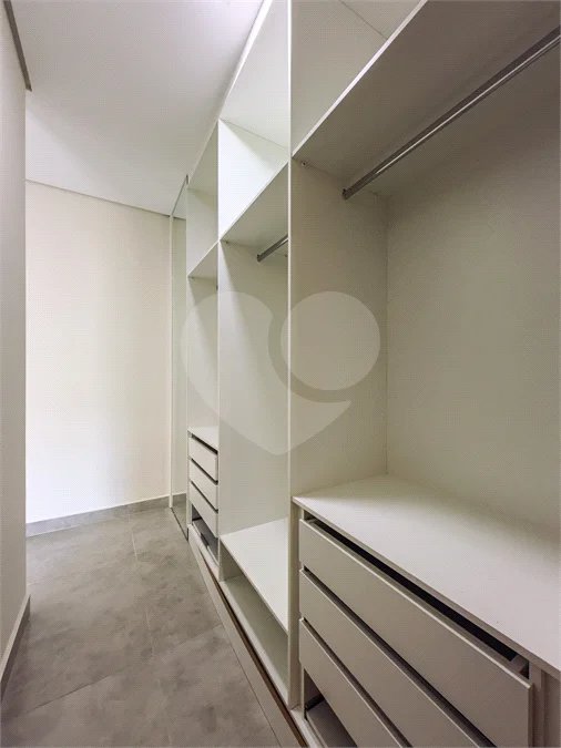 Indaiatuba - Condomínio Milano - Sobrado - 350 m² de terreno - 240 m² de área construída - 4 vagas de garagem, sendo 2 cobertas - Salas de estar e jantar integradas - 3 suítes com closet e varanda no pavimento superior - Escritório no térreo - Espaço gourmet com churrasqueira - Banheiro externo