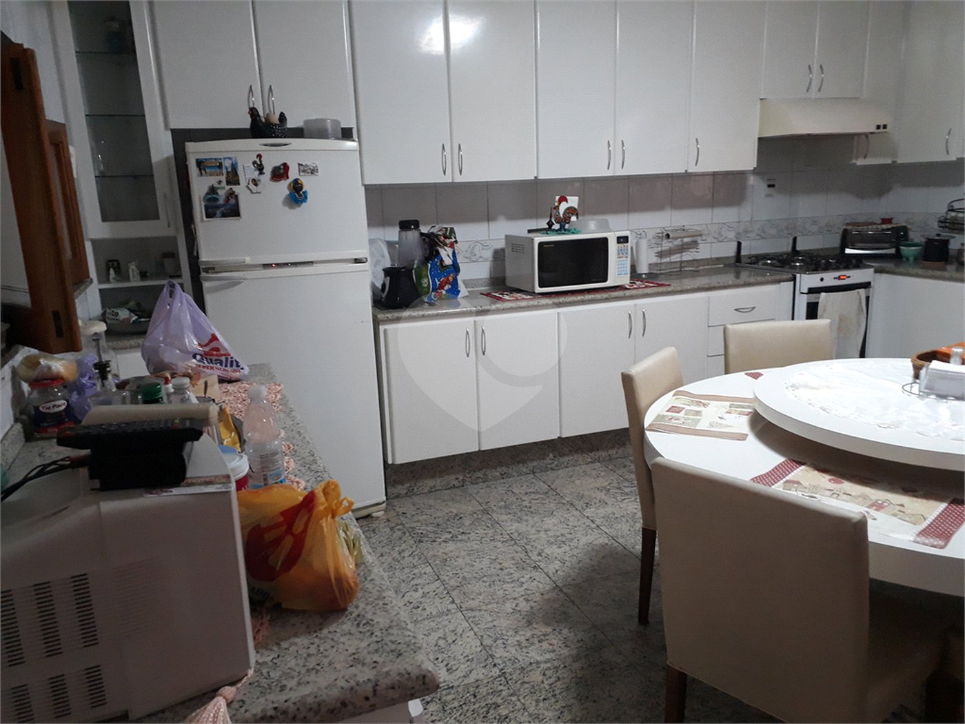 Mansão em condomínio, com 6 suites, e vagas para 15 autos....
