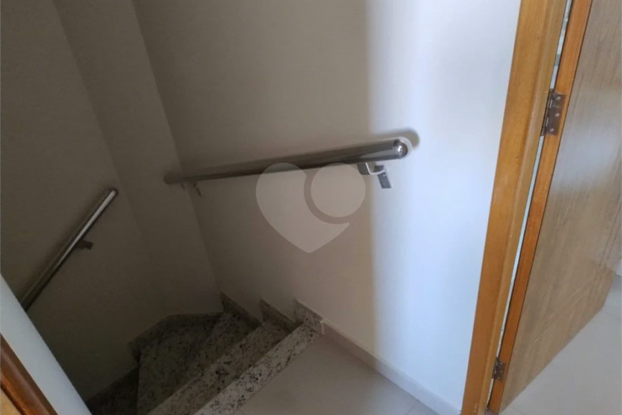 Vende-se Sobrado com 2 Suítes em Condomínio Fechado – Vila Ré
