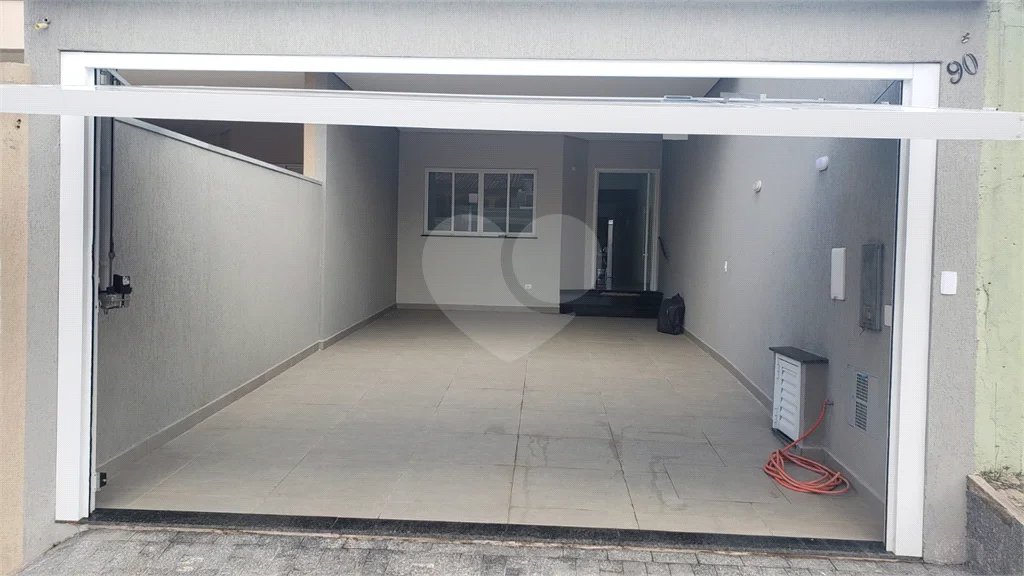 Sobrado novo com 3 suítes, 4 vagas, espaço gourmet com churrasqueira, jardim de inverno e acabamento premium. Conforto, modernidade e sofisticação.