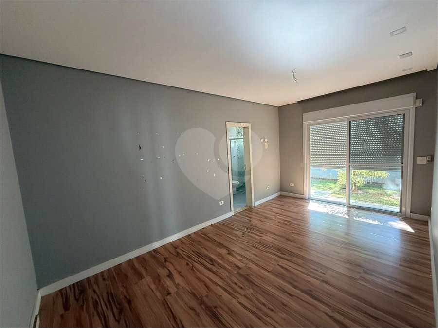 Casa alto padrão condomínio fechado em Atibaia com 4 suítes e ampla área de lazer, espaço gourmet, piscina, 6 vagas garagem