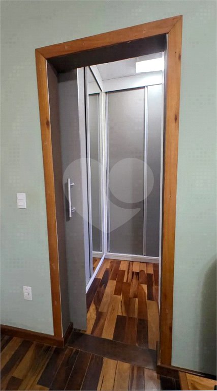 Refúgio de Alto Padrão em Condomínio Fechado: Natureza, Charme e 5.500m² de Terreno