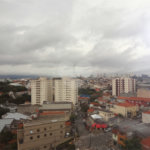 COBERTURA COM PISCINA E CHURRASQUEIRA NA CASA VERDE.