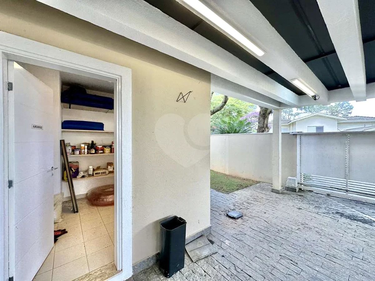 Casa em condomínio Impecável, 4 dorms / 2 suítes, varanda gourmet, piscina, 3 lareiras