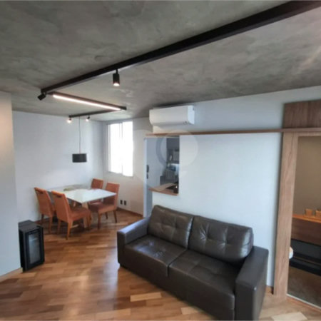 Apartamento totalmente decorado em Moema com 70 m2 , 2 quartos, 2 suítes e 2 vagas, ambientes com ar condicionado.
