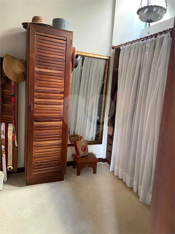 Casa à venda, 742 m², com piscina, 5 suítes, em Embu das Artes