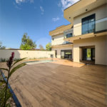 Indaiatuba - Condomínio Milano - Sobrado - 350 m² de terreno - 240 m² de área construída - 4 vagas de garagem, sendo 2 cobertas - Salas de estar e jantar integradas - 3 suítes com closet e varanda no pavimento superior - Escritório no térreo - Espaço gourmet com churrasqueira - Banheiro externo