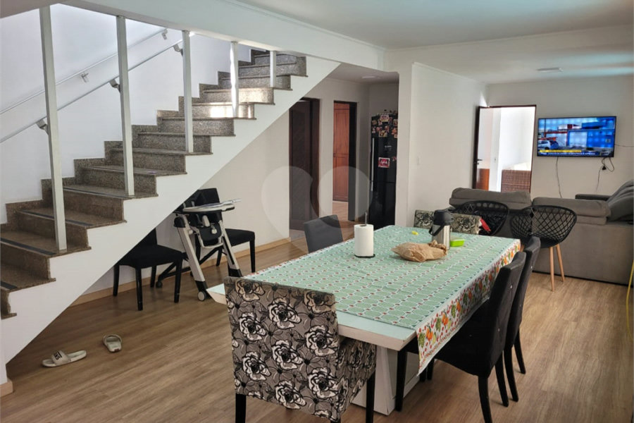 Sobrado com 14 metros de frente , na Região do Jardim Guapira , próximo ao Clube Guapira com 5 dormitórios, sendo 3 suíte com armários embutidos ,banheiro social, Sala para 2 ambientes, escritório com banheiro .cozinha ampla com armários, área de serviço ,dispensa, quintal com banheiro externo c