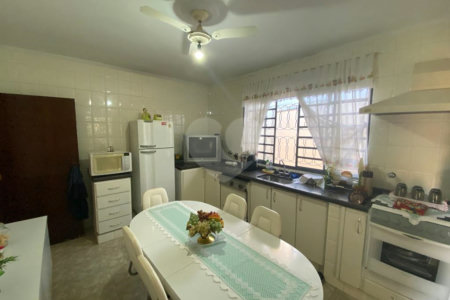 Vende-se excelente casa térrea próximo ao Estadio do Zuzão