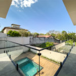 Indaiatuba - Condomínio Milano - Sobrado - 350 m² de terreno - 240 m² de área construída - 4 vagas de garagem, sendo 2 cobertas - Salas de estar e jantar integradas - 3 suítes com closet e varanda no pavimento superior - Escritório no térreo - Espaço gourmet com churrasqueira - Banheiro externo