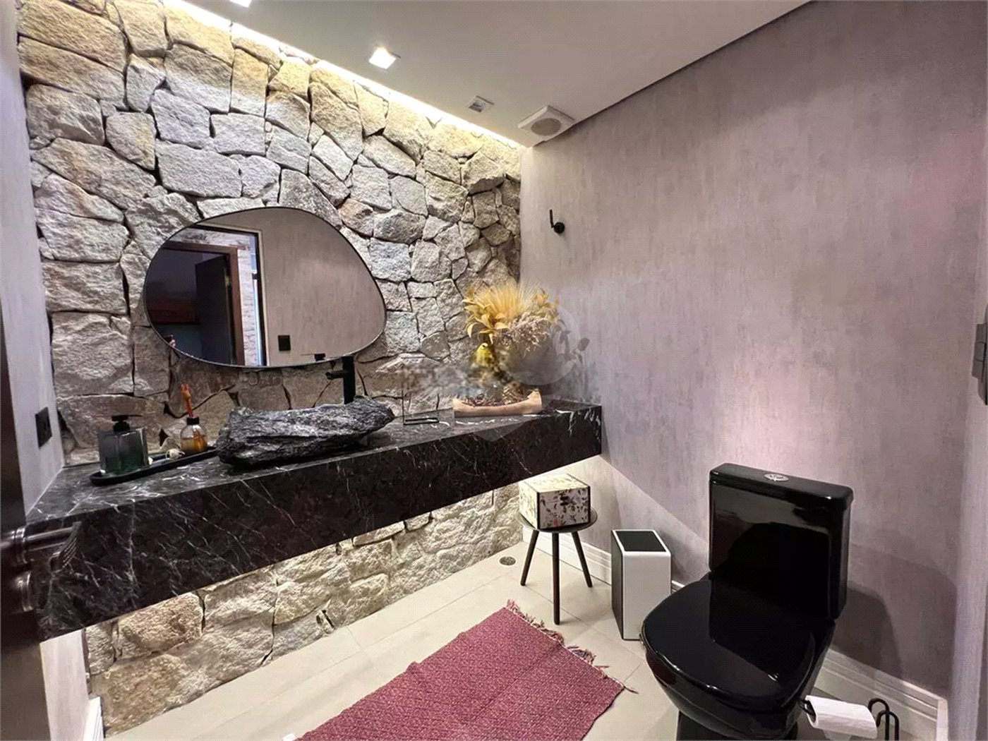 Chácara com excelente infraestrutura, contendo casa com 8 dormitórios, 900 m² de área construída, área total de 3000m², piscina adulto e infantil, churrasqueira, quadra gramada de futebol - Rio Acima - Atibaia/SP 900 m² Área construída 3.000 m² Área do terreno