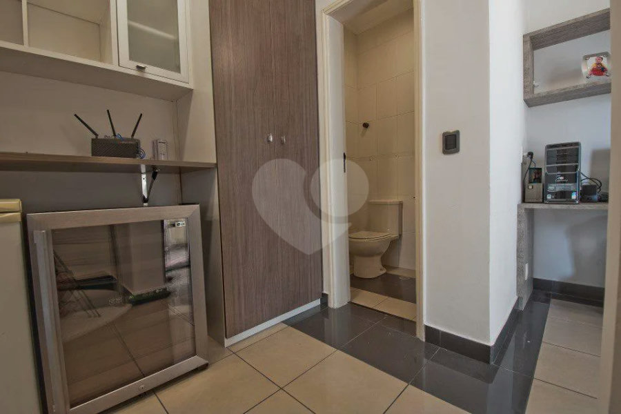 Linda cobertura Duplex om 3 dormitórios, sendo uma suíte com armários e ar condicionado e 2 vagas .