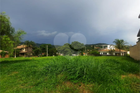 Lindo terreno de 450m², localizado no Condomínio Vilaggio Caprirccio
