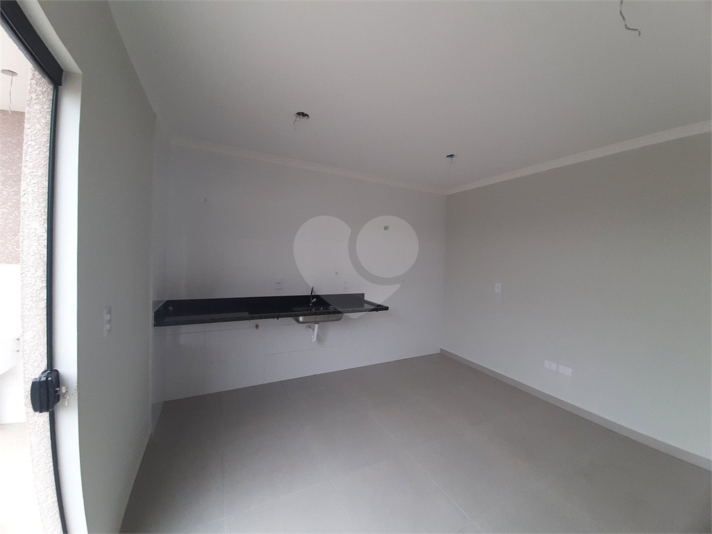 Apartamento COBERTURA com 66m2, 3 quartos, banheiro, sala, cozinha, quintal e 1 vaga