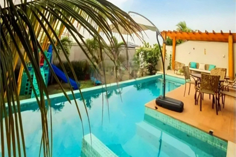 Casa de Alto Padrão em Condomínio com 4 suítes.