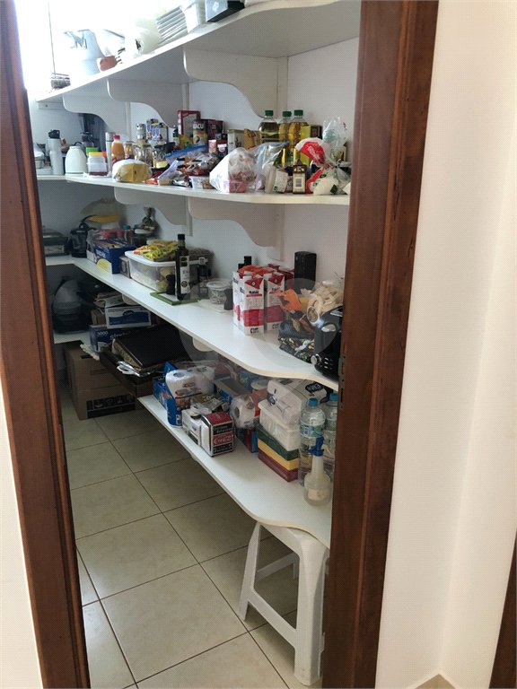 Casa no condomínio Damha I.