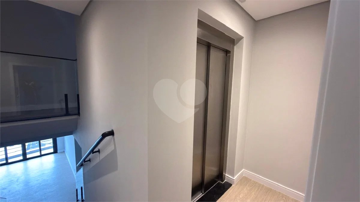 Sobrado de alto padrão no Swiss Park, totalmente reformado, com 4 suítes, piscina, elevador, espaço gourmet, 4 vagas e condomínio com lazer completo.