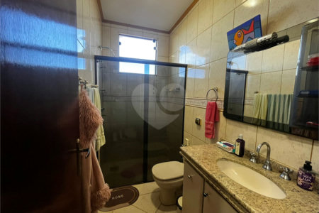 Casa à Venda na Rua Principal do Parque Fehr com Aquecedor Solar