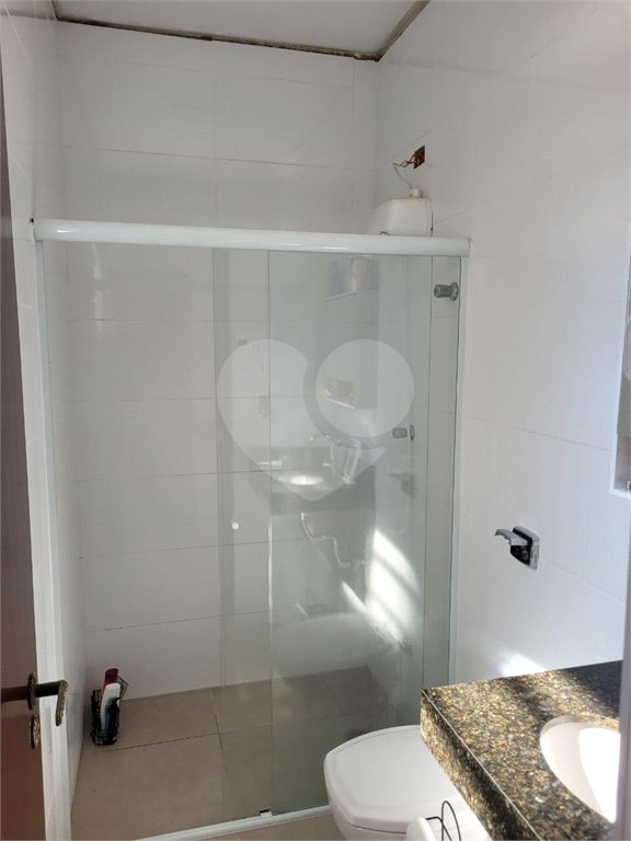 Sobrado com 14 metros de frente , na Região do Jardim Guapira , próximo ao Clube Guapira com 5 dormitórios, sendo 3 suíte com armários embutidos ,banheiro social, Sala para 2 ambientes, escritório com banheiro .cozinha ampla com armários, área de serviço ,dispensa, quintal com banheiro externo c