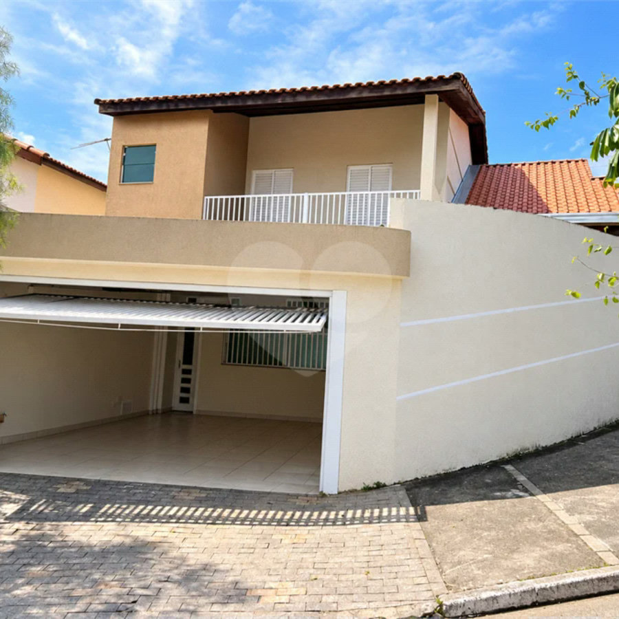 Sobrado com 4 dormitórios, 2 suítes, closet, varandas, escritório, jardim de inverno, espaço gourmet com churrasqueira e fogão a lenha e 3 vagas.