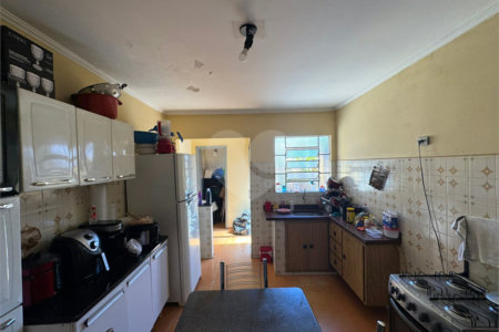 Casa com salão comercial, á venda, em São Carlos-SP.