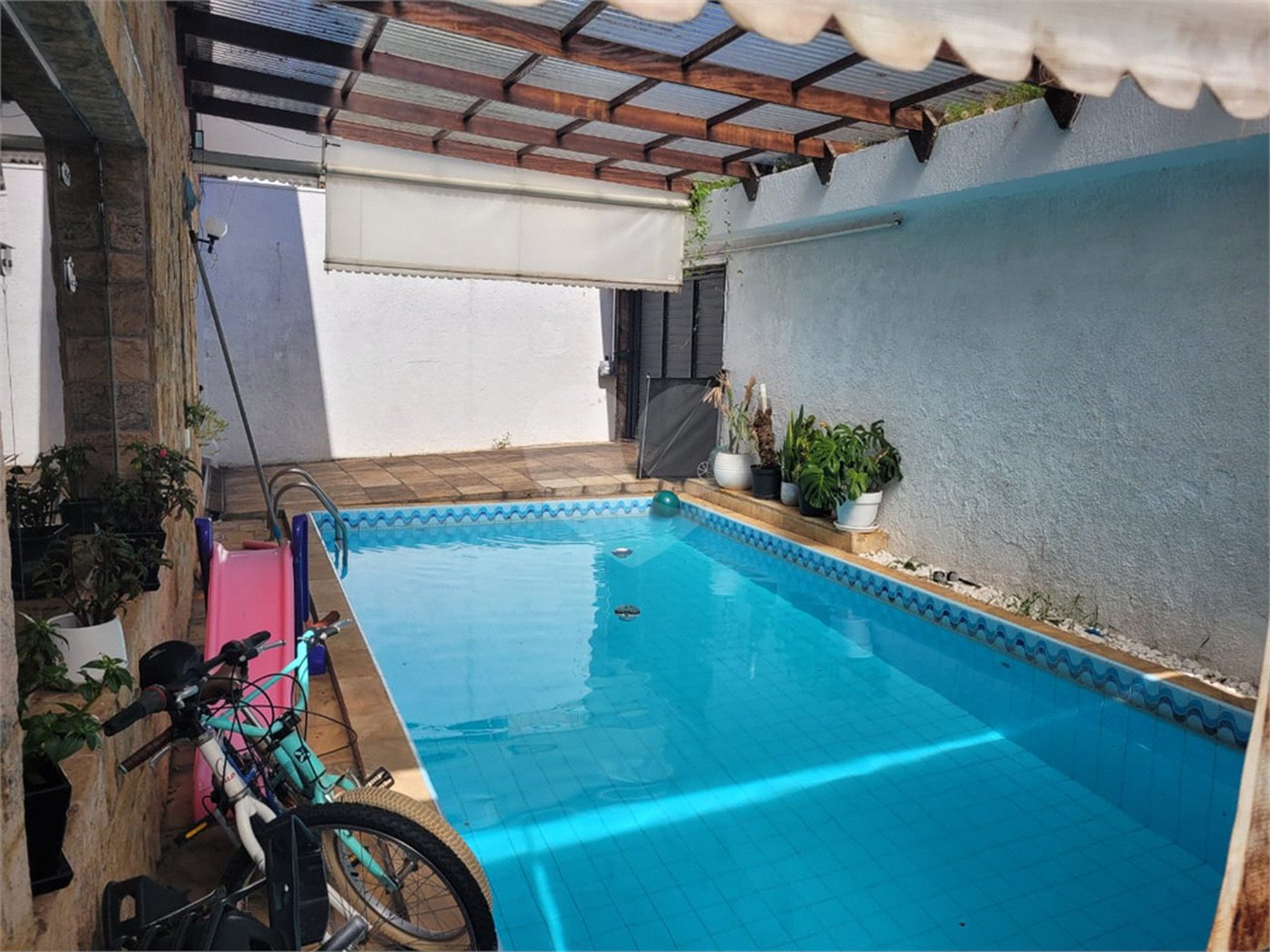 Sobrado com 14 metros de frente , na Região do Jardim Guapira , próximo ao Clube Guapira com 5 dormitórios, sendo 3 suíte com armários embutidos ,banheiro social, Sala para 2 ambientes, escritório com banheiro .cozinha ampla com armários, área de serviço ,dispensa, quintal com banheiro externo c