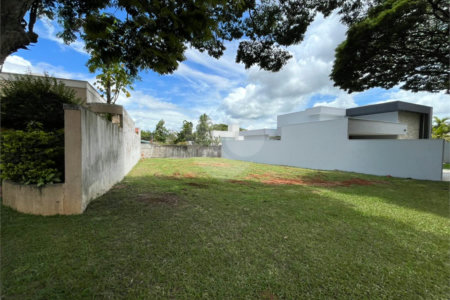Terreno em condomínio fechado com 512 metros
