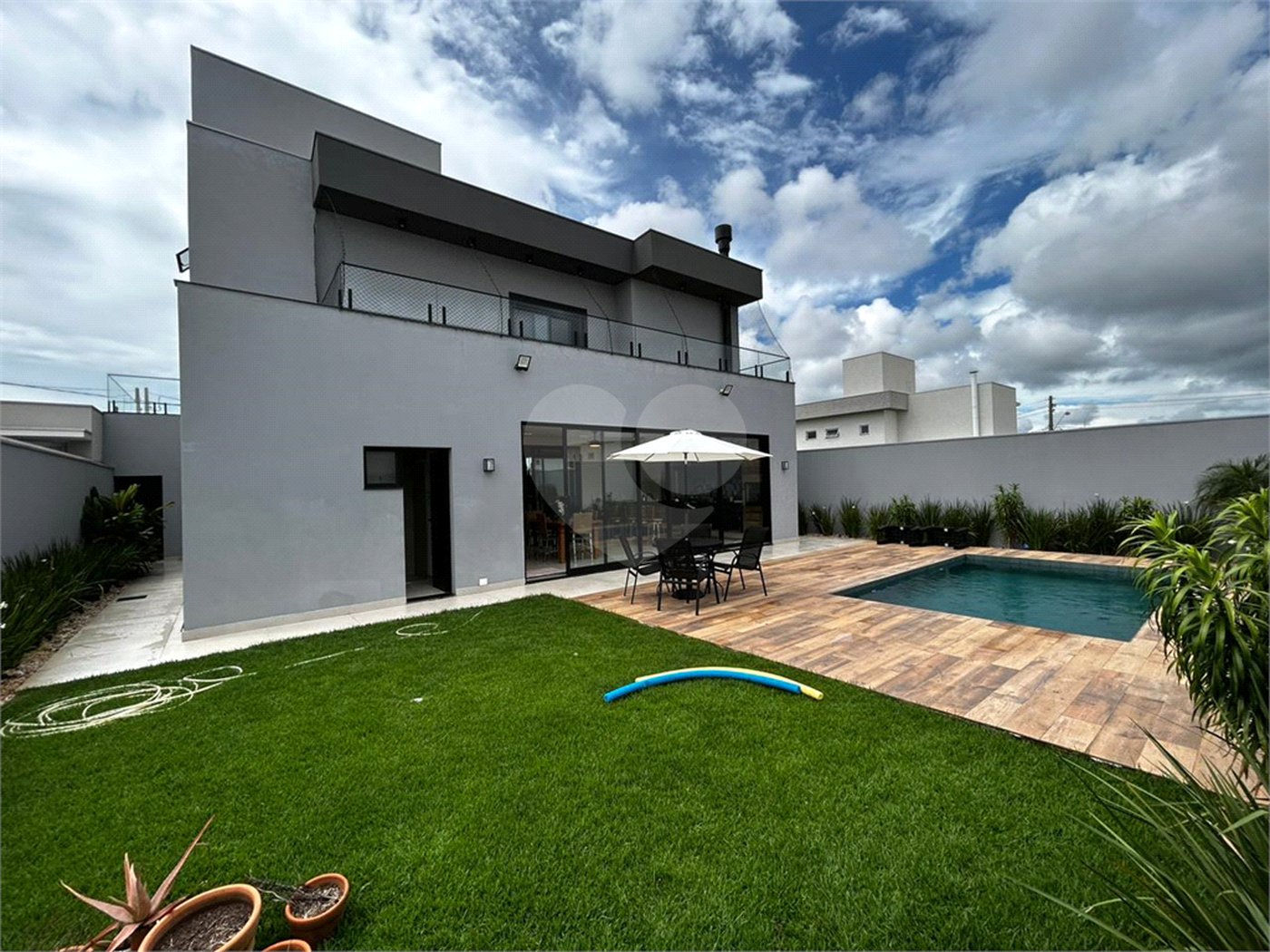 Casa de alto padrão para venda no condomínio Damha III.