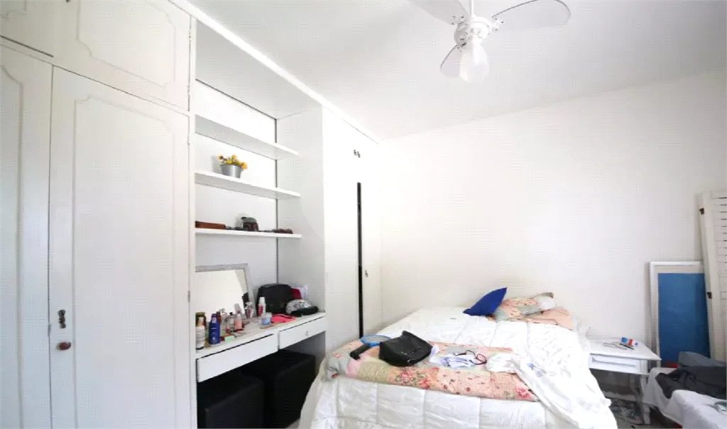Casa à venda no Campo Belo de 200 metros quadrados, com 3 casas no terreno.
