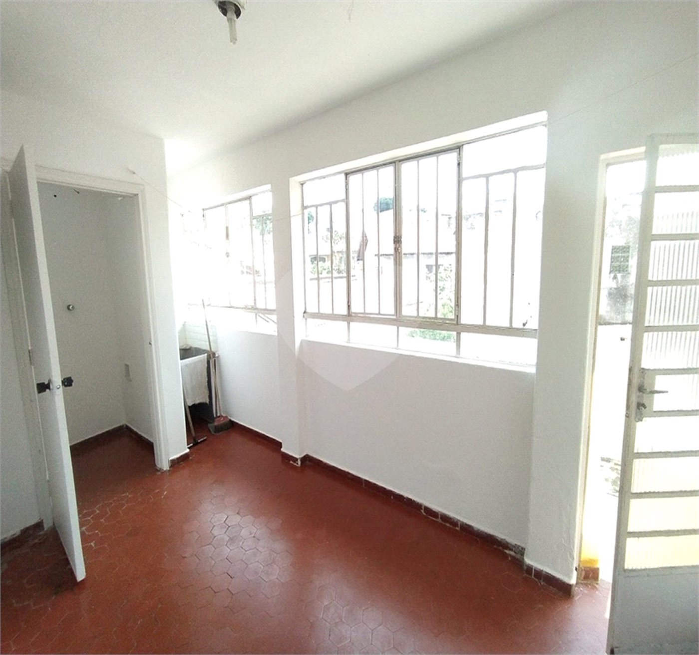 SOBRADO DE 100 M² COM 03 DORMITÓRIOS, VAGA E QUINTAL PARA LOCAÇÃO (OU VENDA) NO JARDIM DO COLEGIO-SANTANA