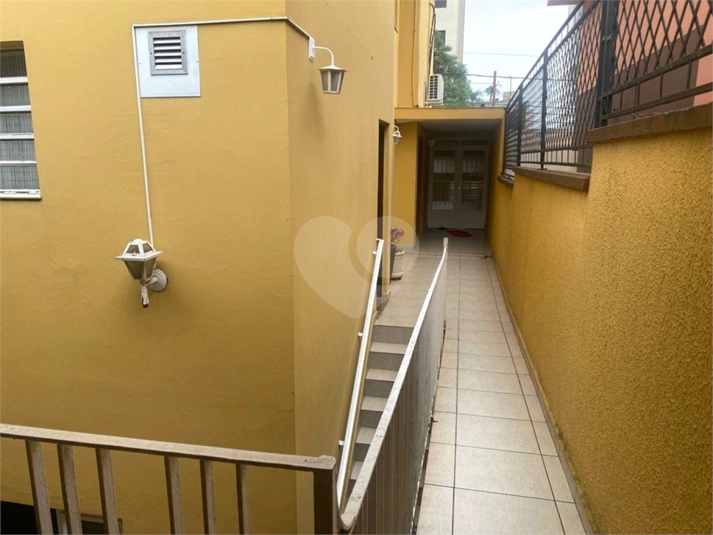 Sobrado à venda com 150 metros de área util e possui 3 dormitórios, sendo 1 suíte.