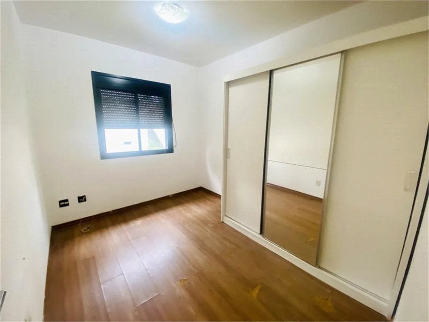 Apartamento com 2 dormitórios , uma suíte e 2 vagas cobertas . Excelente Valor