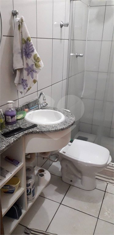 Casa térrea com 3 dormitórios, sendo 1 suíte.