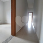 Casa térrea em Atibaia com 3 suítes, sala 2 ambientes, 2 vagas garagem, excelente localização, pronta para morar