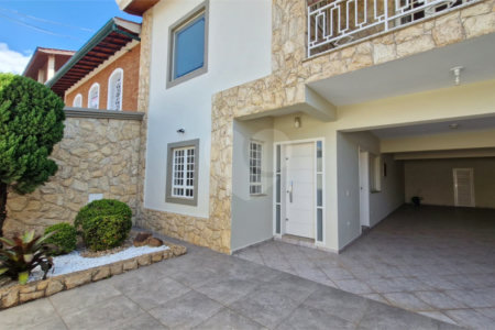 Casa sofisticada à venda em bairro nobre de Atibaia | 3 dormitórios | 408 m²