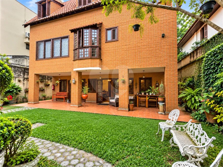 Sobrado com cinco quartos sendo 3 suites 4 vagas| R$ 3.300.000 no Alto da Boa Vista - São Paulo