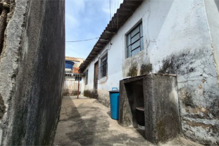 Casa térrea em terreno de 308 m², excelente oportunidade para reforma e valorização.