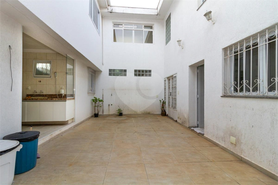 Casa Sobrado à venda com 342 m², 3 dormitórios, sendo 2 suítes, 4 vagas na Vila Mariana - São Paulo.