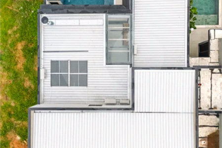 Casa Térrea – Condomínio Maria Cândida - 300 m² de terreno - 212 m² de área construída - 4 vagas de garagem, sendo 2 cobertas - Sala de jantar e estar integradas, com pé-direito duplo e cortina - 3 suítes com ar-condicionado, sendo 1 master com closet – planejado – Roupeiro – Escritório - Cozinha