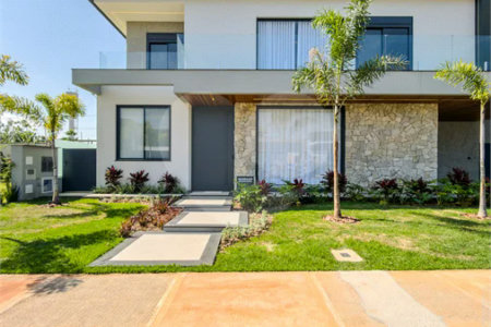Indaiatuba - Condominio Villa Sapezal - 318 m² de Terreno - 230 m² de Área Construída - 3 suítes, sendo 1 Master com closet planejado - Sala de TV - Sala de estar integrada à Sala de jantar - Cozinha com móveis planejados - Despensa - Escritório planejado - Lavabo - Piscina com preparação para aquec