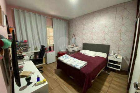 Casa com 202m² , 4 dormitórios , sendo 1 suíte , 3 vagas de garagem.