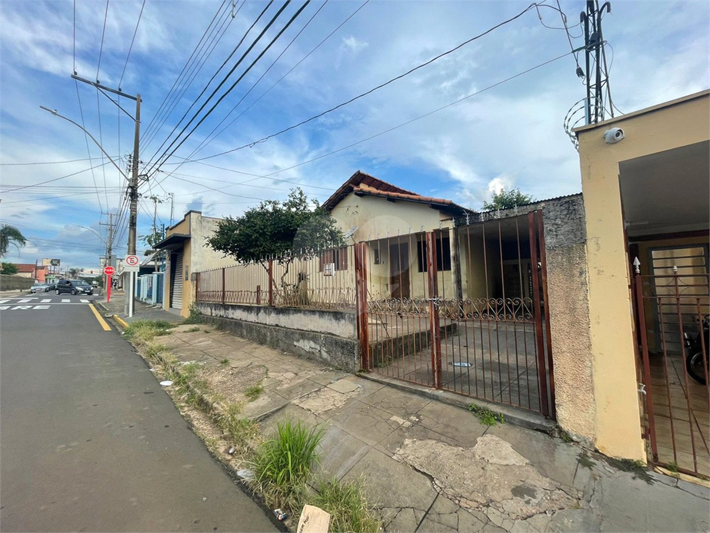 Terreno com benfeitoria na Vila Costa do Sol