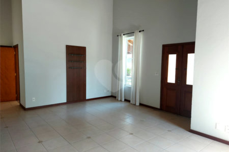 Casa charmosa e elegante localizada no deslumbrante Condomínio Villagio Capriccio Louveira SP