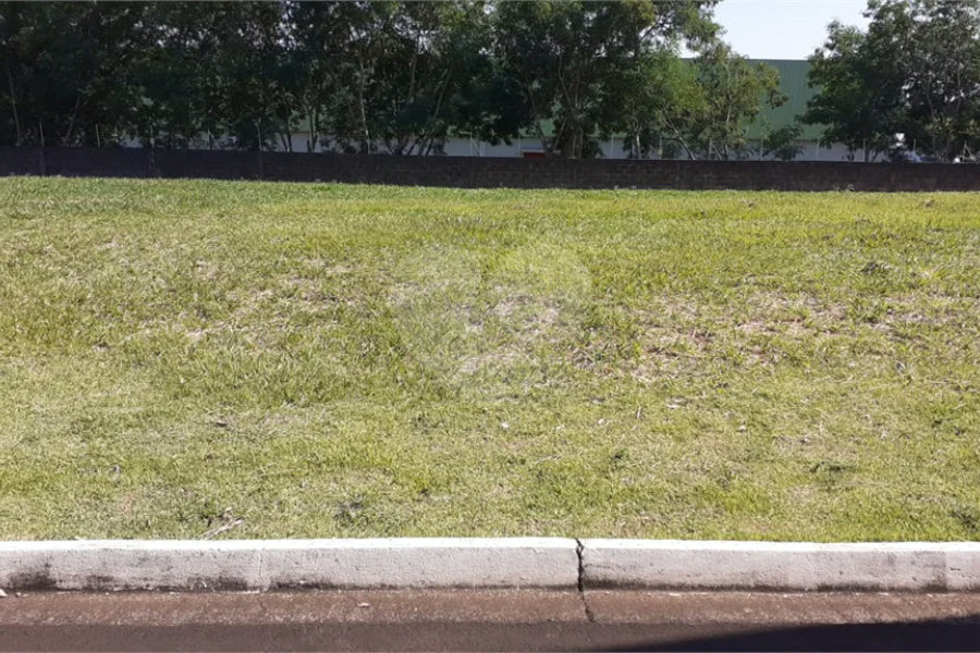 Excelente terreno à venda no condomínio Terras de Piracicaba V - topografia plana - financia