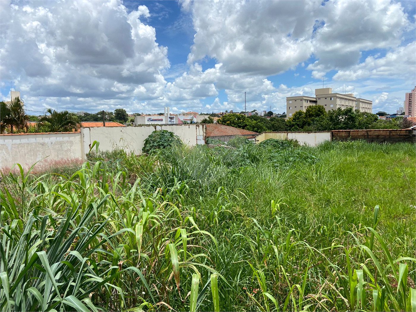 Terreno com 1.107,00 de área total.