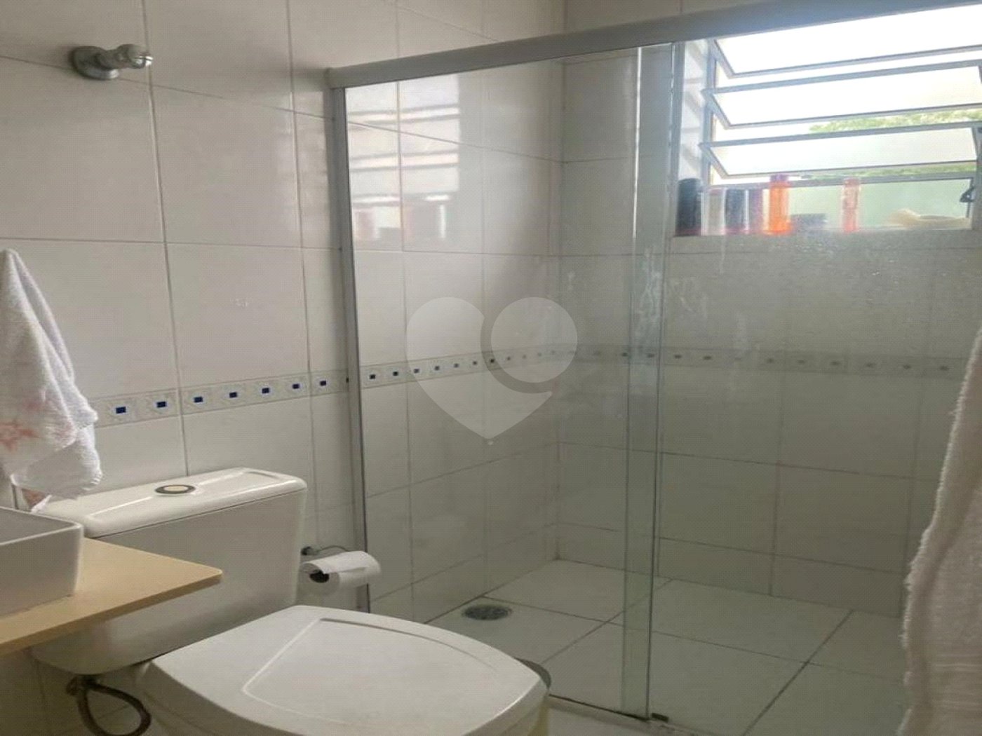 Sobrado à venda com 150 metros de área util e possui 3 dormitórios, sendo 1 suíte.