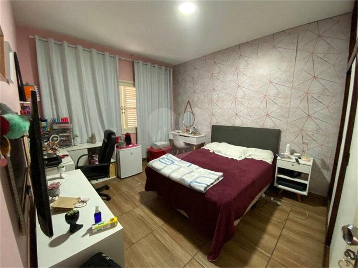 Casa com 202m² , 4 dormitórios , sendo 1 suíte , 3 vagas de garagem.