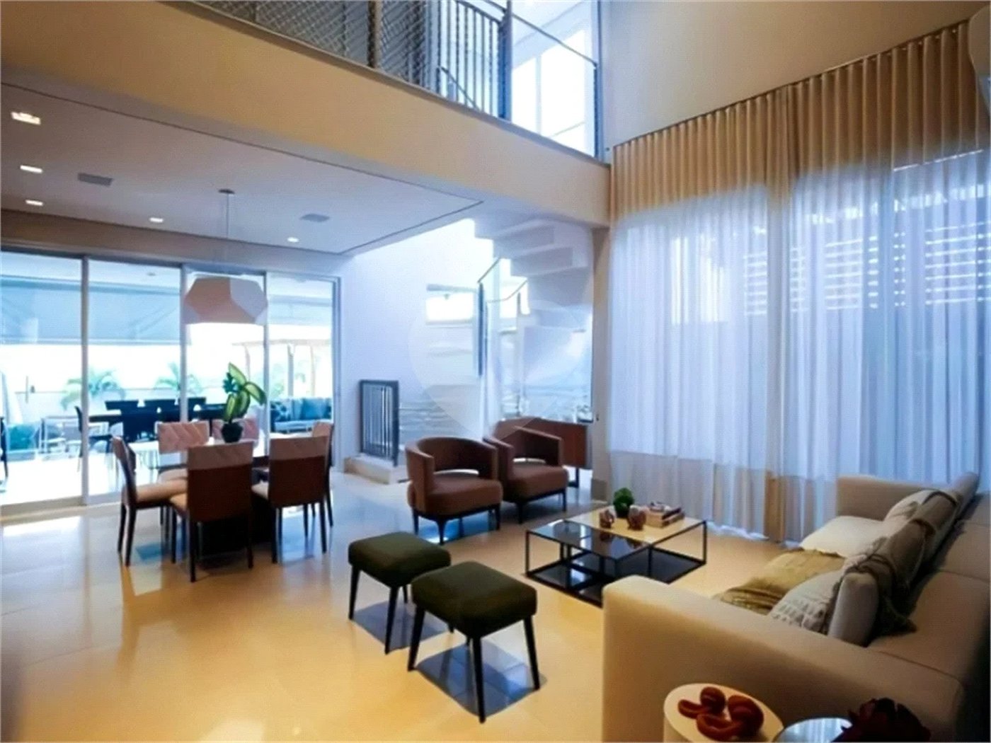 Casa de Alto Padrão em Condomínio com 4 suítes.